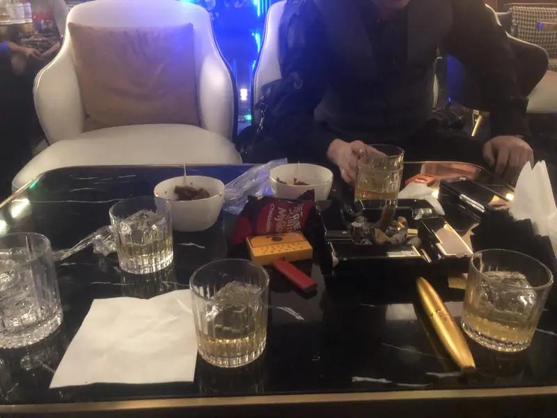 1月4日裁判文书网公布的这起案件太让人唏嘘。“90后”陆某业发现妻子黄某丽和庄某