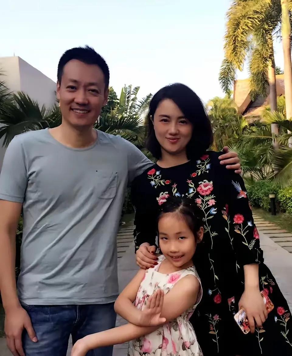 朱媛媛走了，生前的照片还是那么灿烂的笑，永远定格在51岁的年龄，你走了剩下他们爷