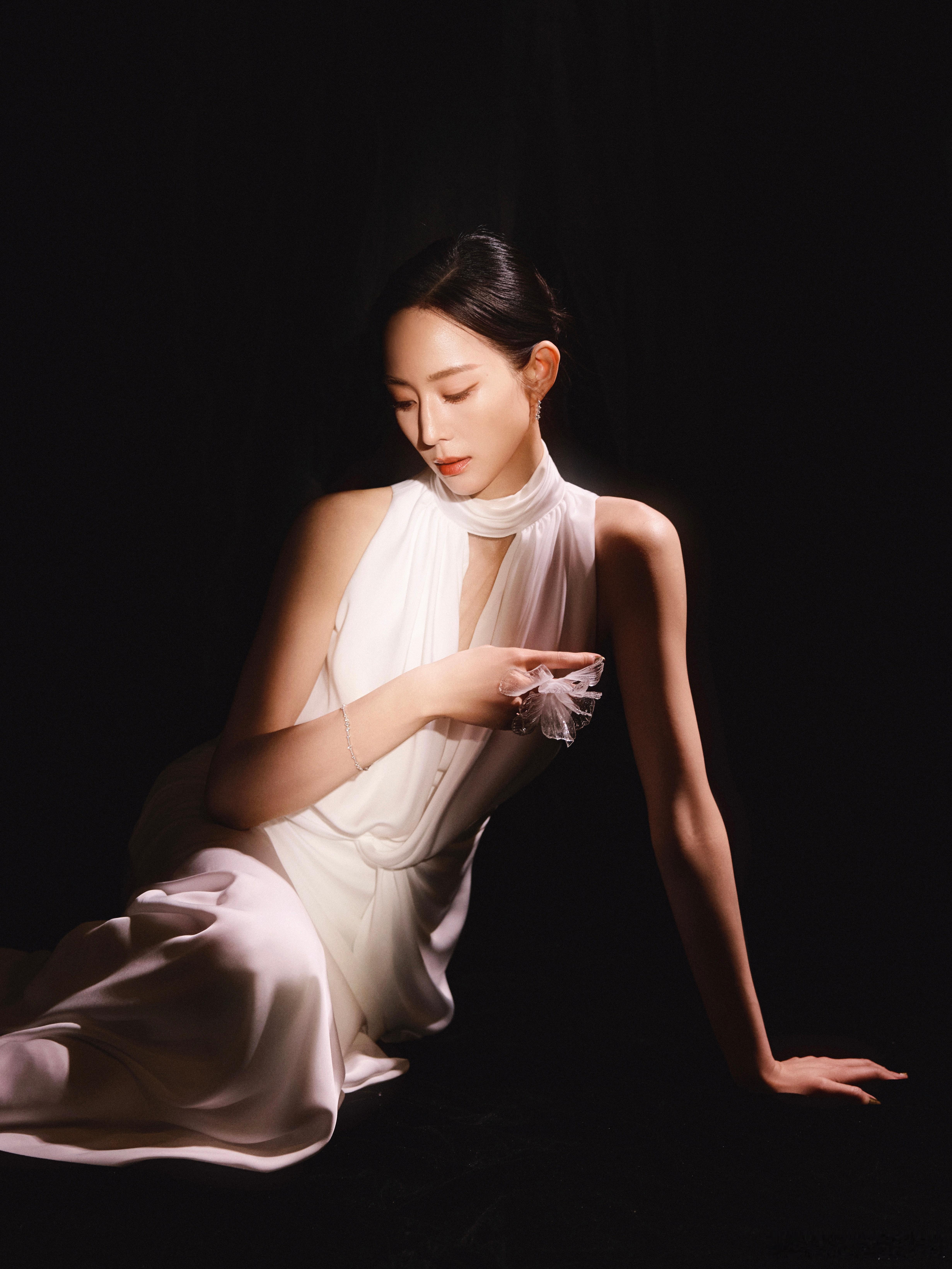 张钧甯完全是妈咪级别骨相精致得如同雕刻，气质优雅又充满张力。随手抓拍都能当电影