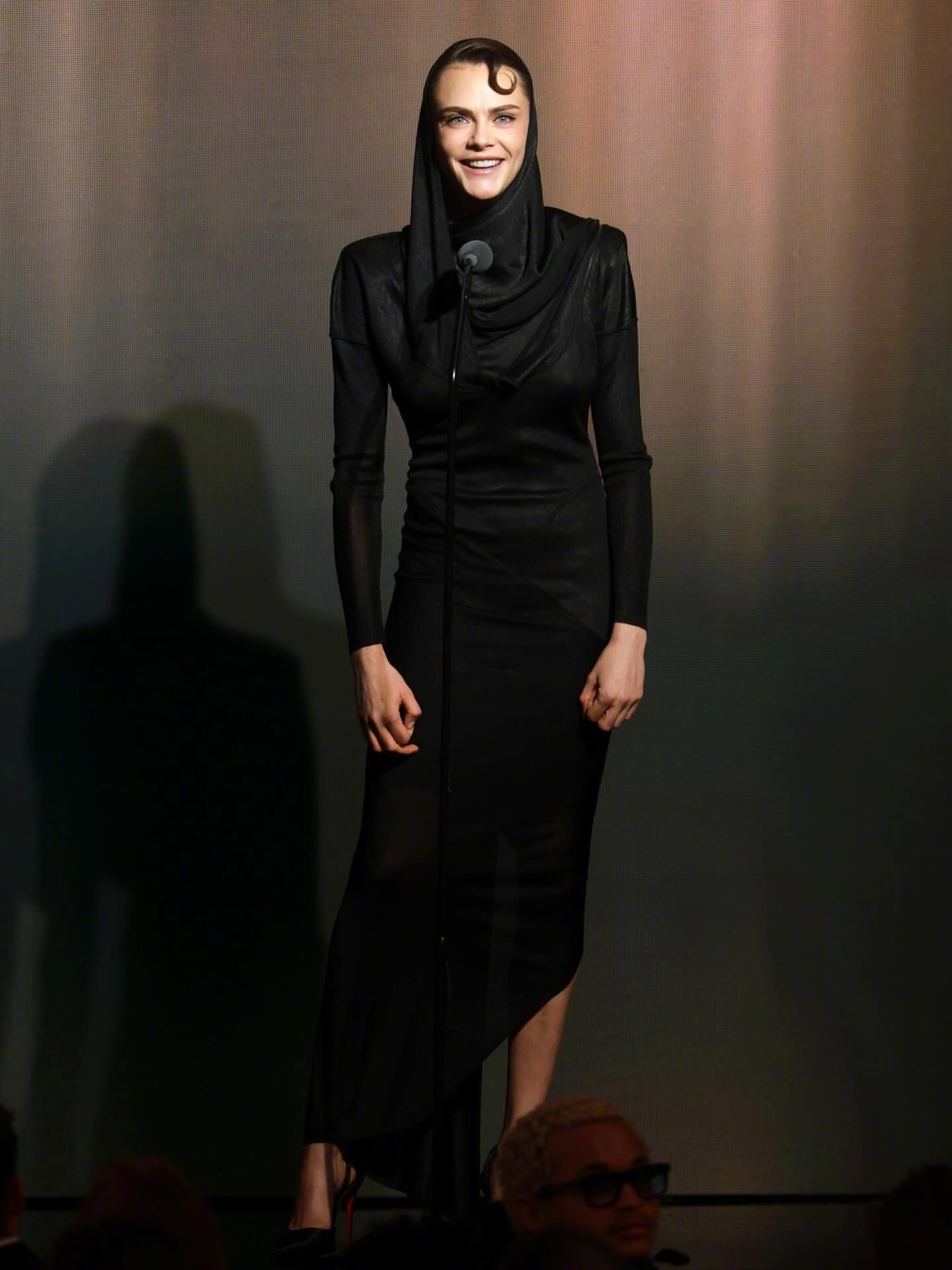 卡拉·迪瓦伊CaraDelevingne与交往多年的女友Minke现身洛杉矶出