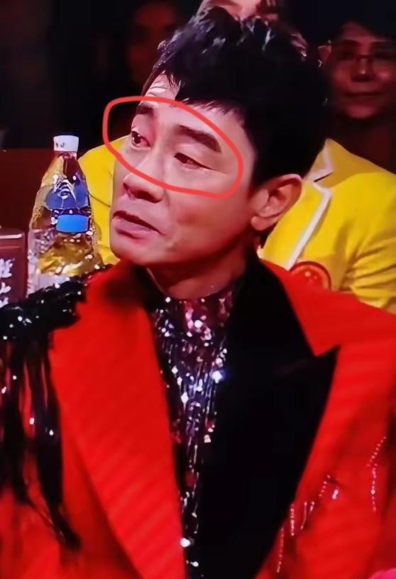 58岁硬汉陈小春，一听粮食俩字当场泪崩，春晚导播手都抖了。镜头怼到他脸上，眼圈