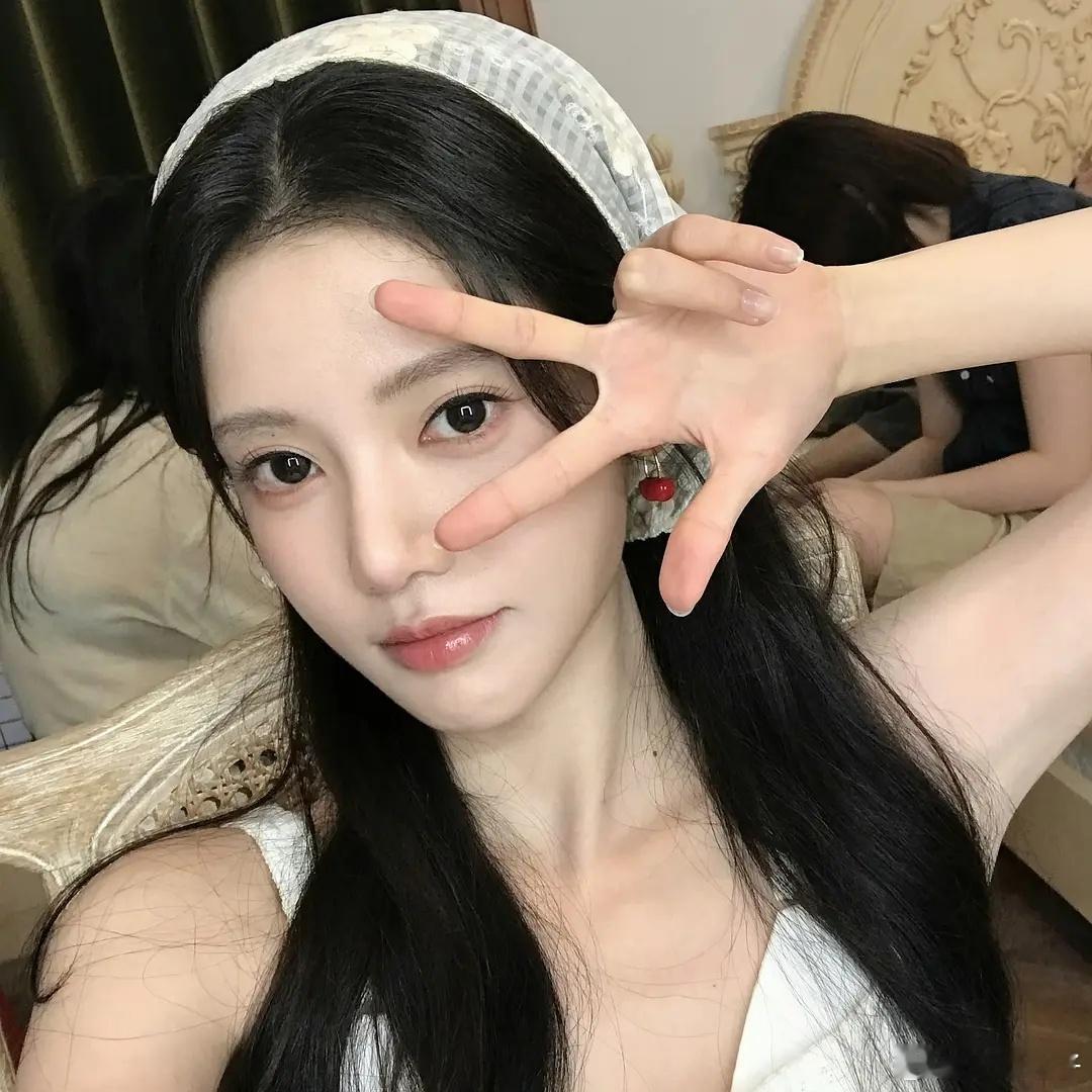 孙珍妮是在模仿虞书欣走清纯路线吗