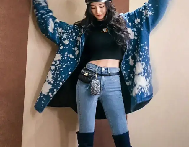 虽然杨幂40岁了还单身但是真有女人味啊这高筒靴紧身牛仔裤真性感