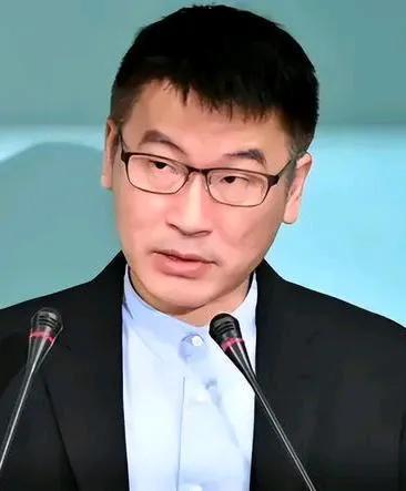 近日，台湾岛陆委会副主委梁文杰威胁称要查处包括吴奇隆在内的19名台湾艺人，理由是