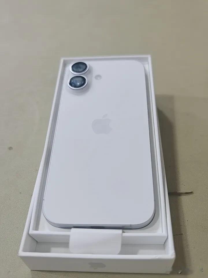 一个从未谋面的网友,给我发了台苹果17.我今天收到他,寄给我的苹果17了。手机和