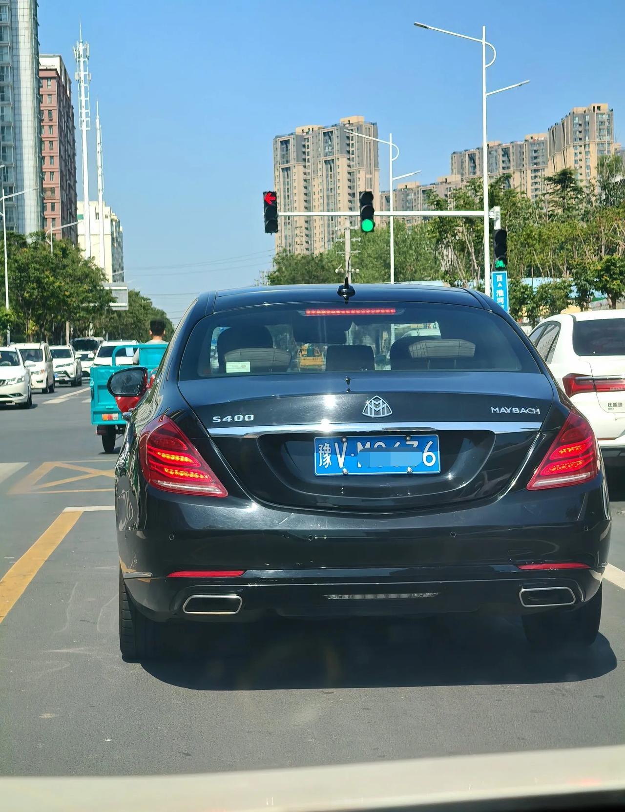 神奇，路上偶遇一辆新提的迈巴赫S400？高不高级？一看这迈巴赫的标就知道车主买