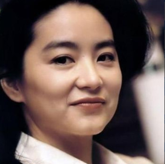 1991年，36岁的林青霞见到亲生姐姐林莉，她看着眼前的中年妇女心里是五味杂陈，