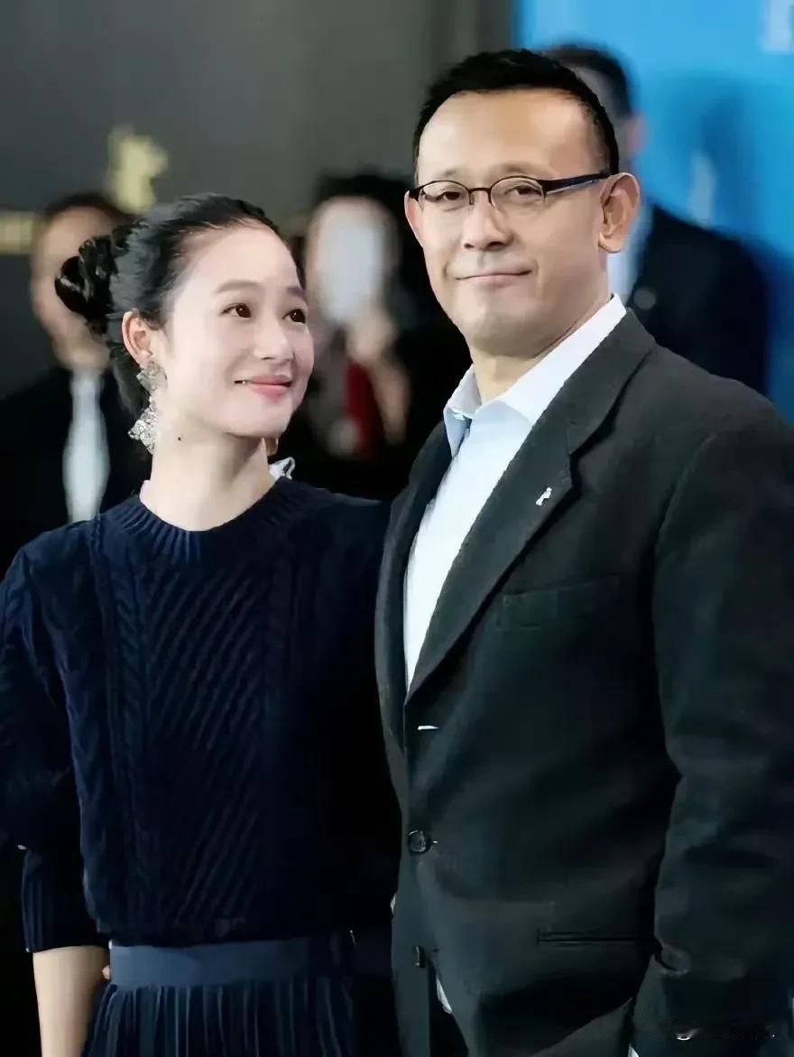 别再说姜文是啥“浪子”了，这帽子扣得有点冤。他第二次结婚，娶了比自己小15岁的周