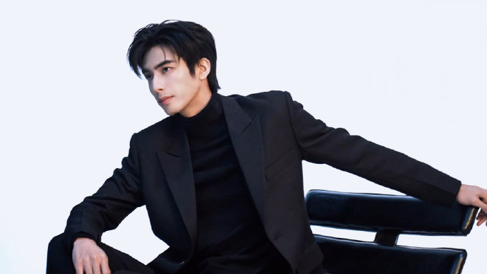 1.综艺《元气满满的哥哥》今年回归，弟弟队拟邀：宋威龙、黄子弘凡。2.邢菲手里没