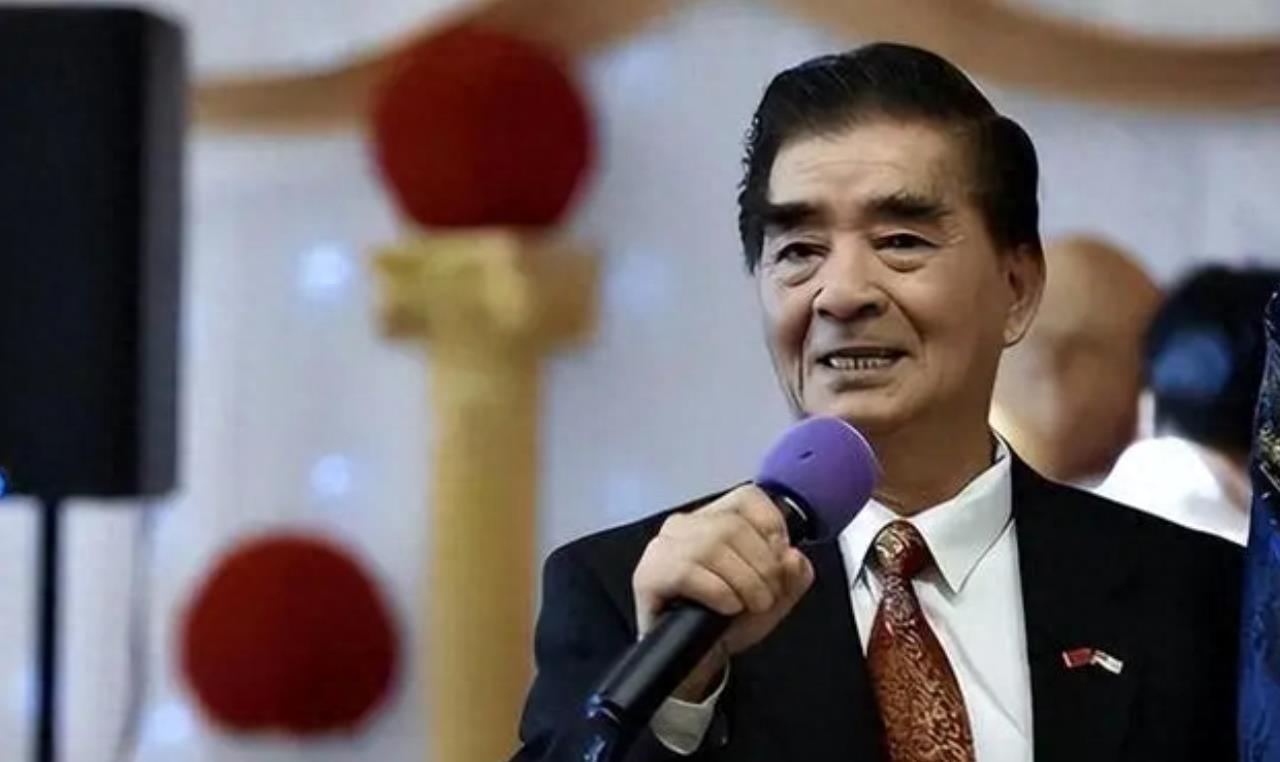 谁敢信？天天在国内捐钱做慈善的“爱国侨领”，竟是美国养了30多年的“功勋