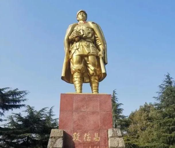 贺龙终生后悔，当年没有救下共和国001号烈士。1952年，毛主席签下中共第000
