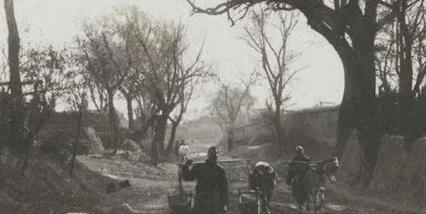 1941年，一个卖油郎问：“村里住多少八路？”小孩不假思索，脱口而出：“七八个！