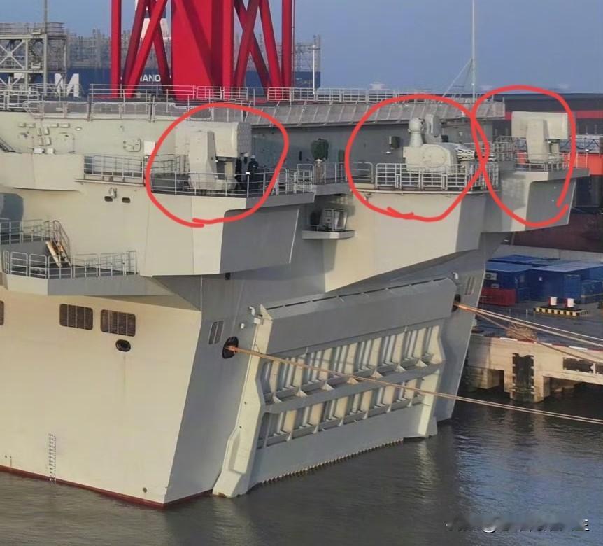 嘿嘿，咱们076大平板这屁股位置处的防护也是武装到牙齿了哦！[呲牙笑][呲牙笑][呲