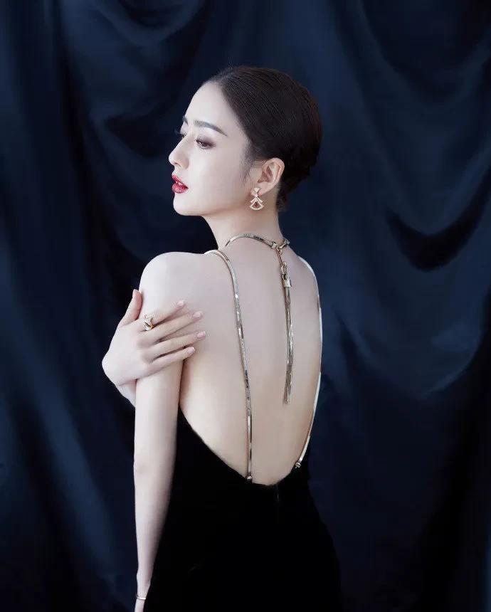 佟丽娅穿黑金露背裙杀疯！天鹅颈、美背配珠宝，红唇勾人，转身瞬间，性感得能把镜头烫