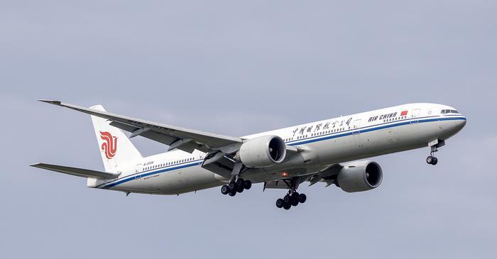 一架载着250人的国航波音777客机，8月26日从伦敦飞往北京途中突然遭遇惊魂时