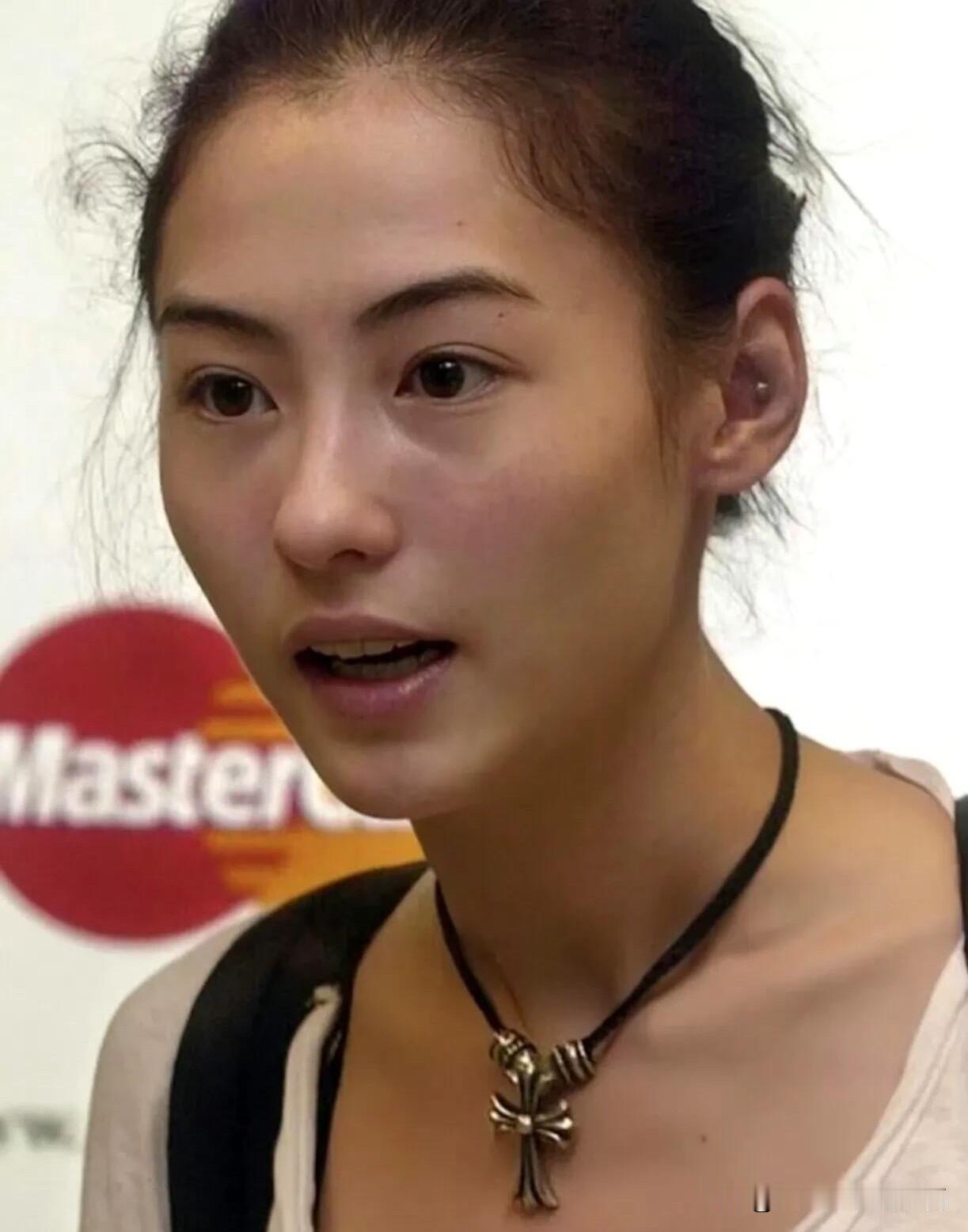 即使素颜不化妆的她，还是顶级美人，美成这样，说不羡慕那是不可能的。张柏芝的皮肤状