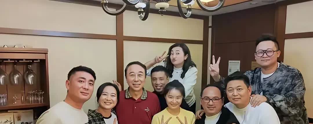 在冯巩主席的大寿宴会上，诸多相声界人士齐聚一堂，其中亮点颇多。贾玲作为冯巩的得意
