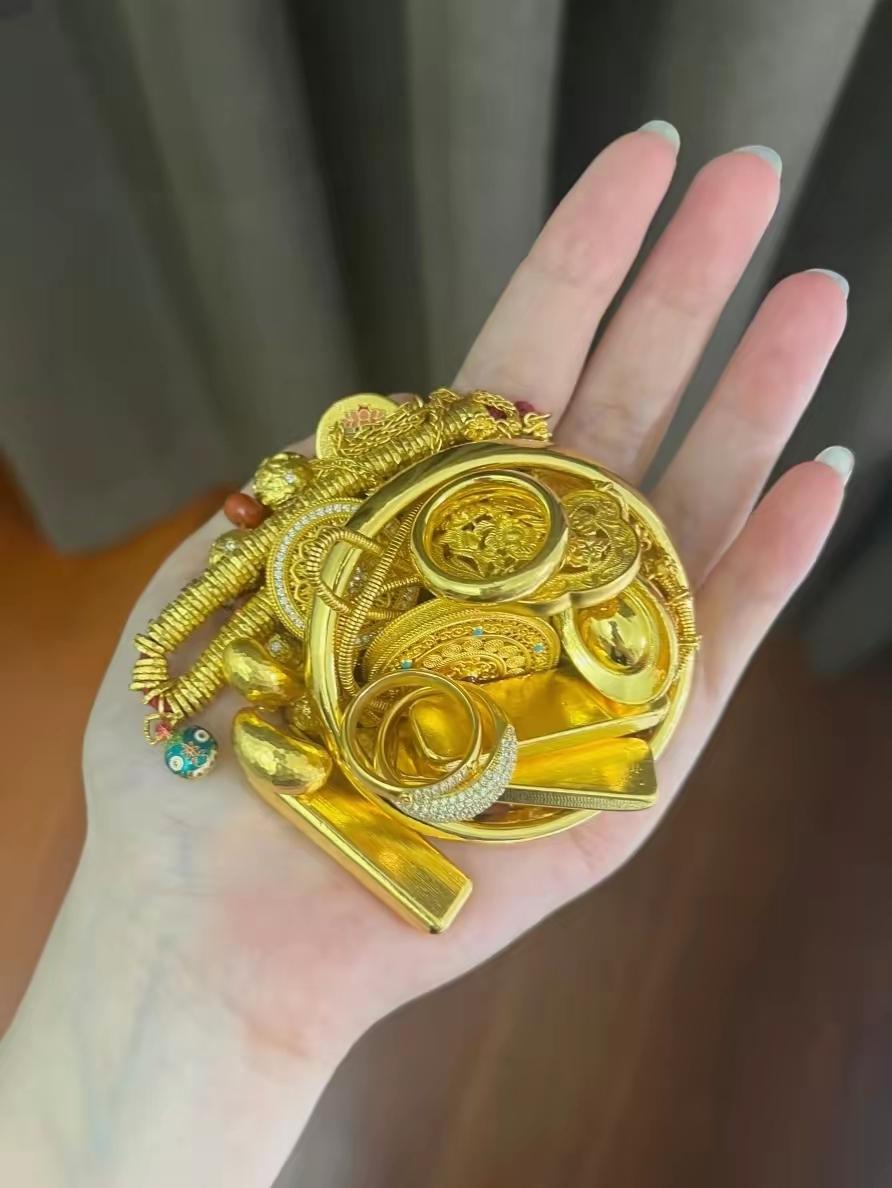 家有黄金别再囤，现在出手才明智！！！我妈收金三十年，见过太多人抱着黄金“等