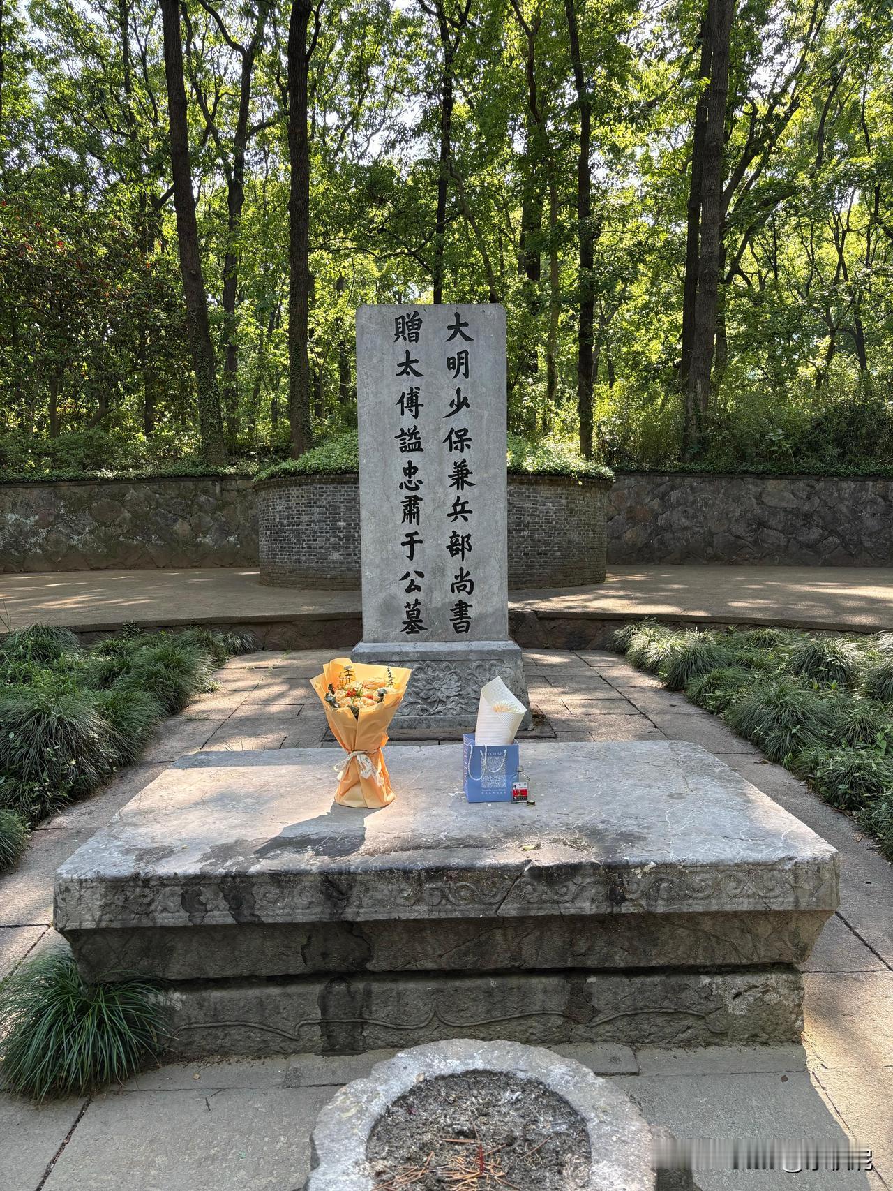 于少保墓前清冷，少有人来，不过想来他可能并不在意，当年他挺身而出，走的就不是一条