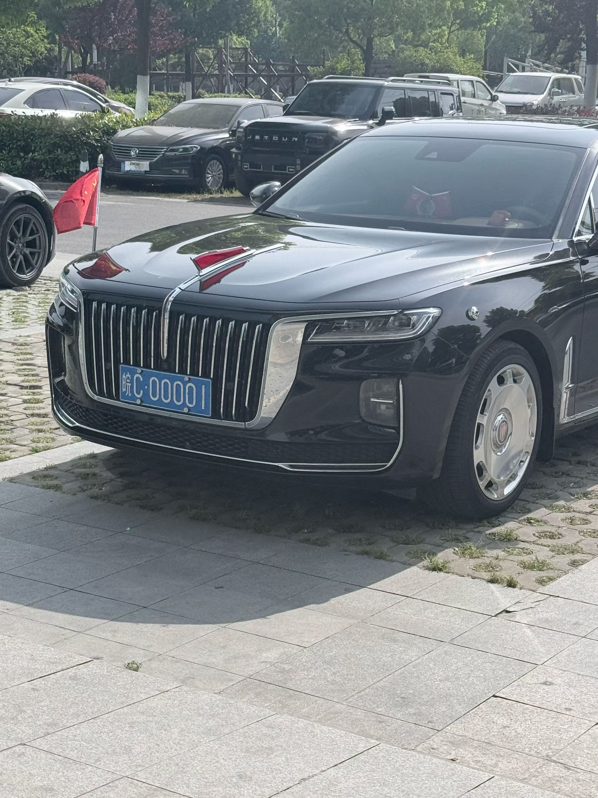 蚌埠numberone！汽车这牌照这车型……这小红旗！调性拉满了