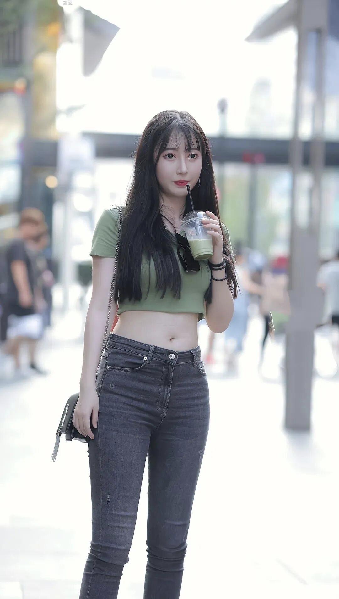 露脐装易使腰腹受凉，引发宫寒、痛经、肠胃不适，可能损伤腰椎与脾胃阳气。