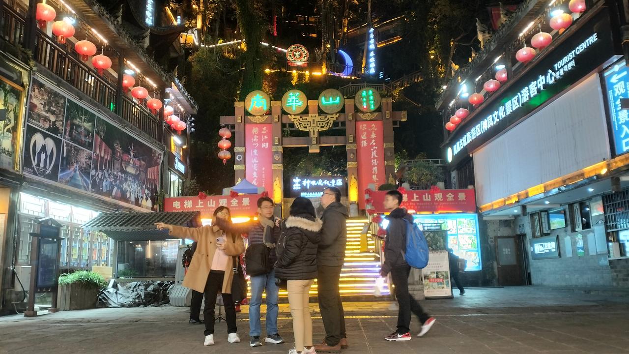 自驾海南之旅19——第9站凤凰古城​夜景爽歪歪！​2014年，带研究生来湖