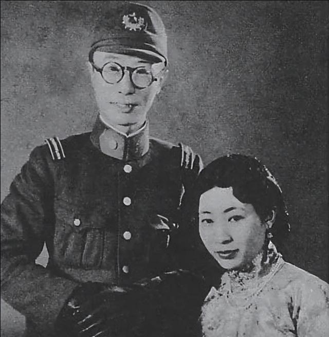 1927年，张学良来到溥杰家做客。溥杰的妻子唐怡莹却娇羞地看着他，张学良尴尬不已