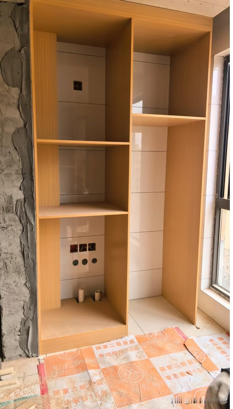 装修不能找年纪大的师傅。阳台柜子，一边放洗衣机，一边水池，结果大爷夫妻两做成这