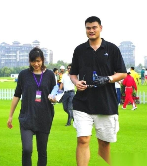 都以为姚明娶了叶莉是享福，我告诉你，他每天回家都要“受罪”，你想象一下，1米9的