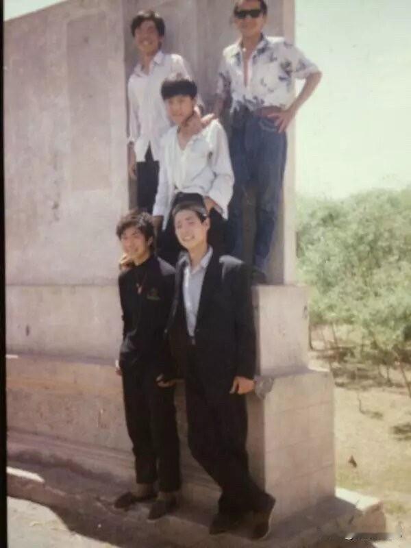 青春已逝，中年已满，暮然回首，那些磨砺的岁月,那些不屈的斗争,塑造了今日的自