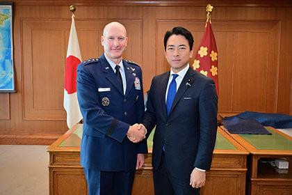 日防相召见驻日美军司令，装模作样搞抗议据《琉球新报》10月4日消息，日本防卫