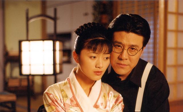 1929年，董竹君12岁的女儿正在玩闹，突然就被父亲揪着脖子，丢进了卧室，他大骂