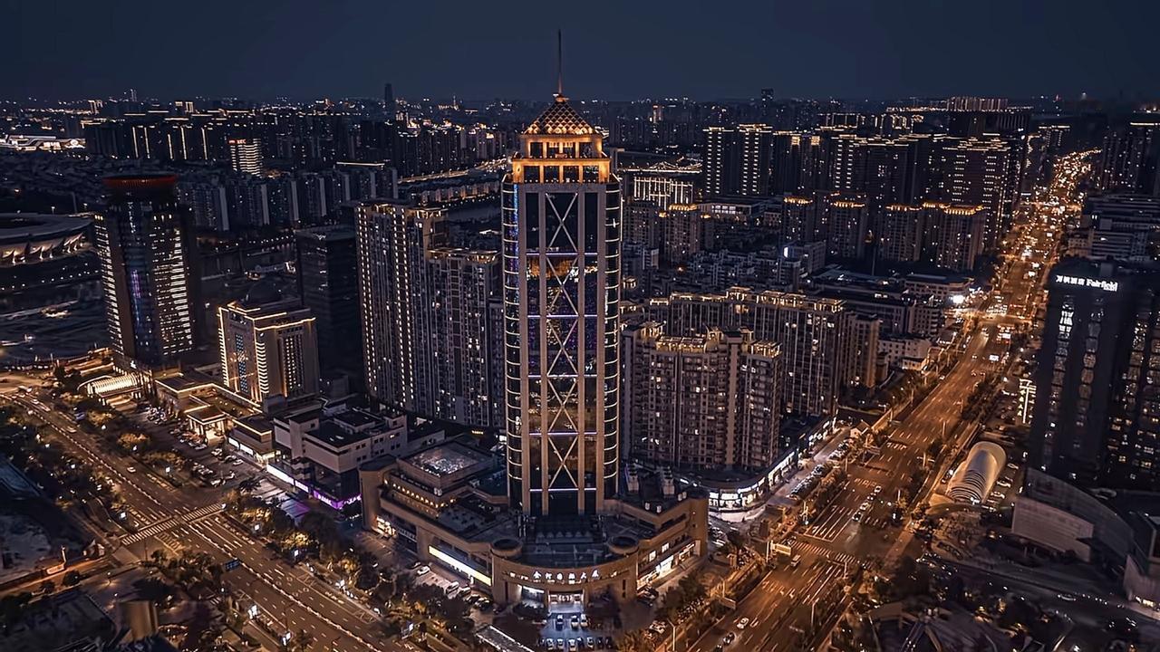 苏州不止有东方之门，高新区的发展也很强势，同时，苏州每个区都有自己的CBD，最强