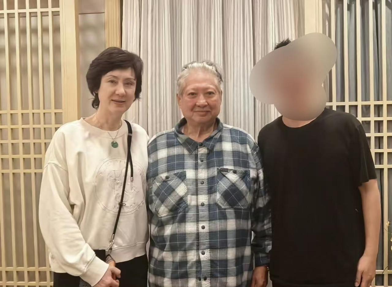 近日，76岁的洪金宝与妻子高丽虹一同出现在云南昆明的一家度假酒店。近一年来，这对