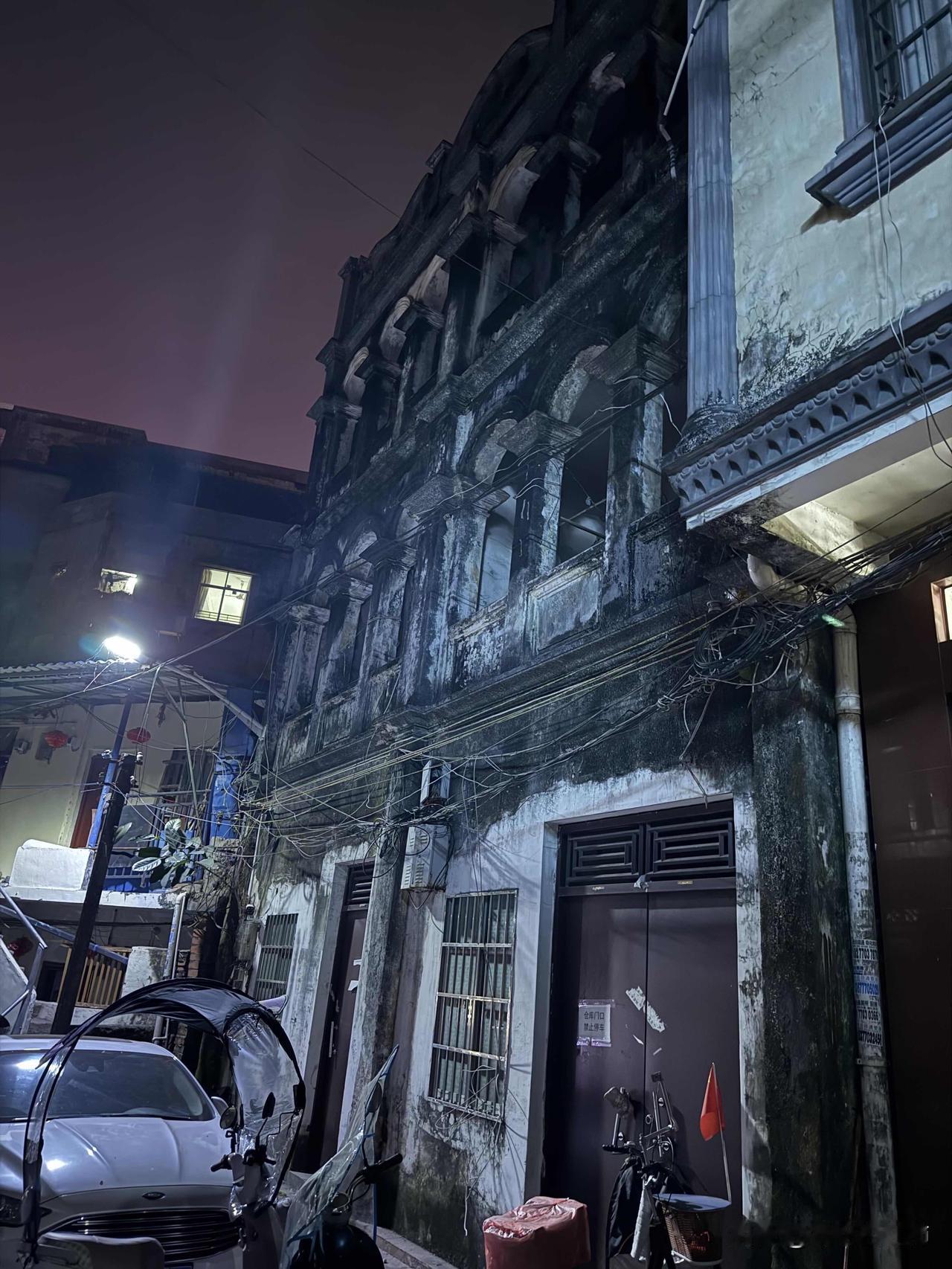 路过这个房子，我爸说不要拍了赶紧走一家人旅游在和越南交界处的一条小巷子拍的，怪