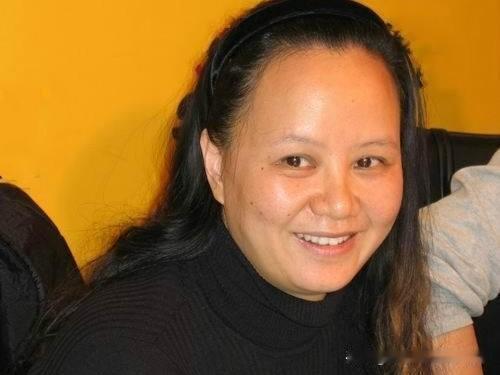 她是刘欢的妻子卢璐，今年65岁，比刘欢大两岁。年轻时候人长的很漂亮，她多才多艺，