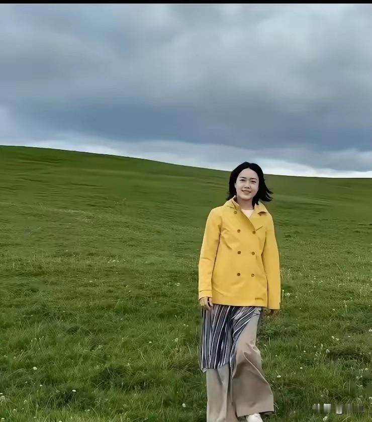 这半年翁帆四处游历山河，虽旅途奔波，整个人的状态却愈发舒展年轻。眉眼干净澄澈，气