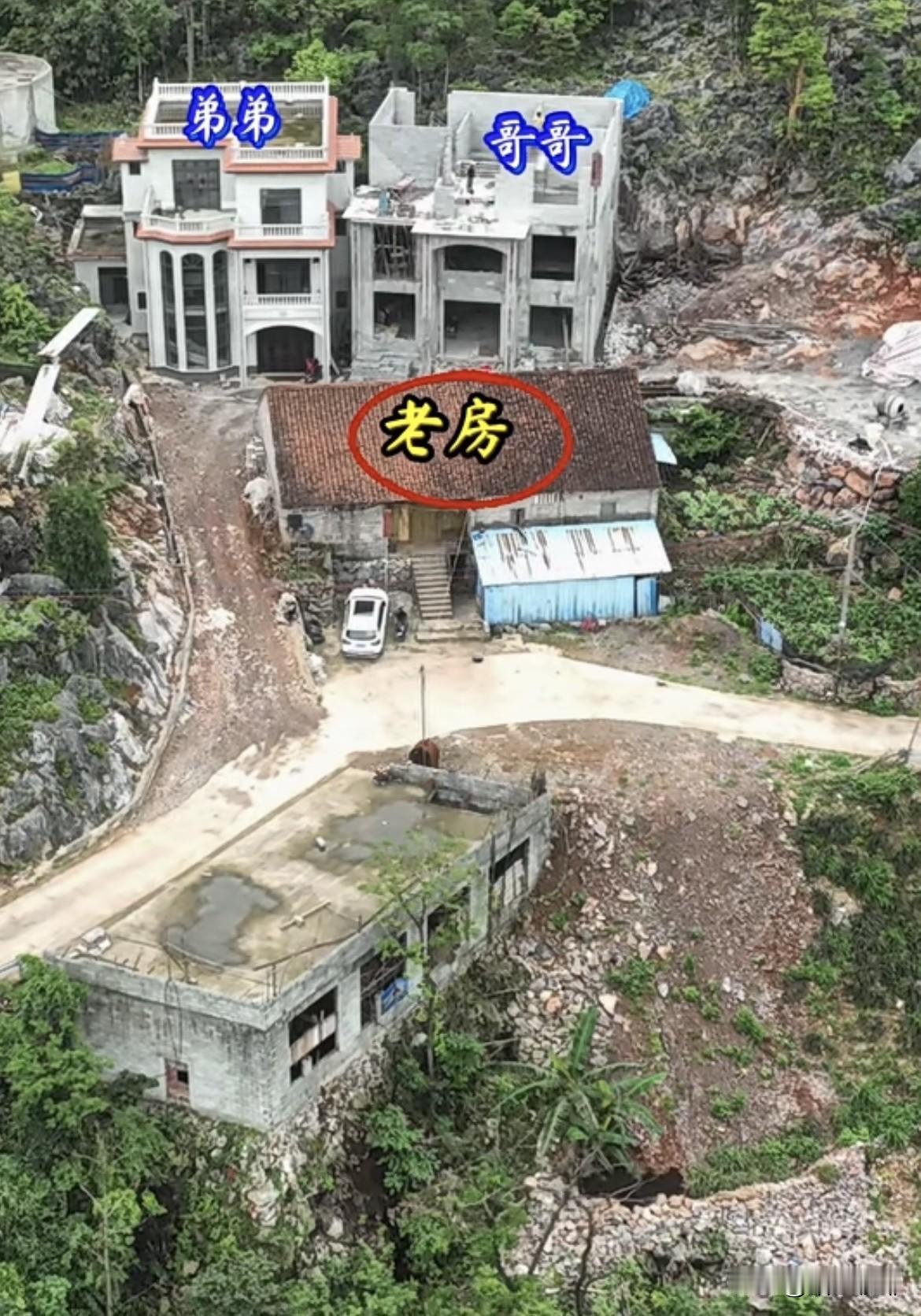 兄弟俩建房想把老房拆掉，把老房的位置还可以建个大院子。可是老父亲坚决不同意，