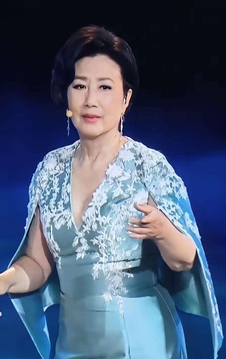 汪明荃又被网友封神。有人把近二十年被她夸过和被她摇头的新人剪成对比视频：一边如