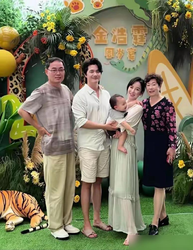 女明星张檬，嫁给了韩国人小五。她生孩子，韩国婆婆从韩国飞来。一见面，给了一