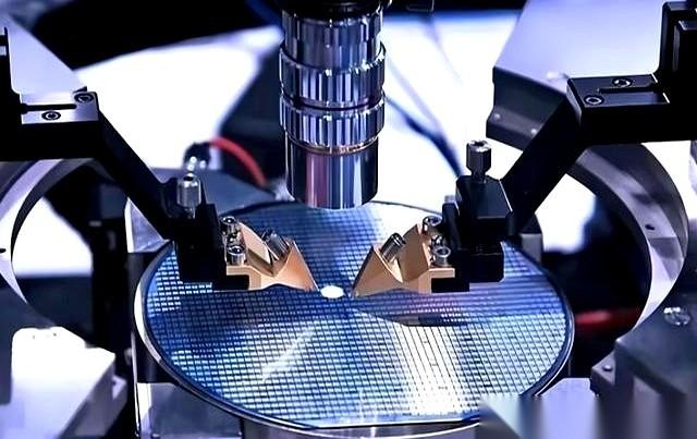 这是一段关于全球半导体的真实记录。美国人把法案往桌上一拍：只要带有美国技术的设