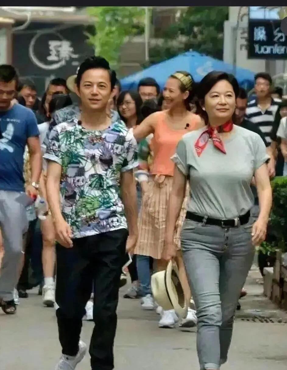 一点也不敢相信自己的眼睛，这居然是70岁女演员的真实颜值，脸上没有皱纹，头发乌黑