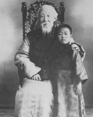 1952年，朝鲜战场上，志愿军抓获了一名间谍，在搜身时，志愿军战士在间谍胸前一摸