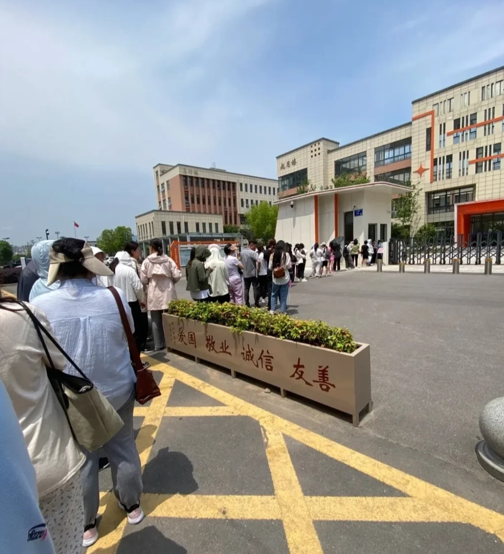 这是南京市辅警招考现场。我一直以为，辅警是拆迁户，家里拆了三套房的，职高毕业的人