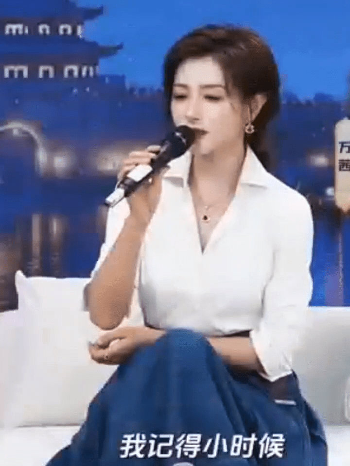 万茜玉兔音反差感拉满了谁能想到万茜还有这种可爱一面，秋晚探班花絮里切换玉兔音，和