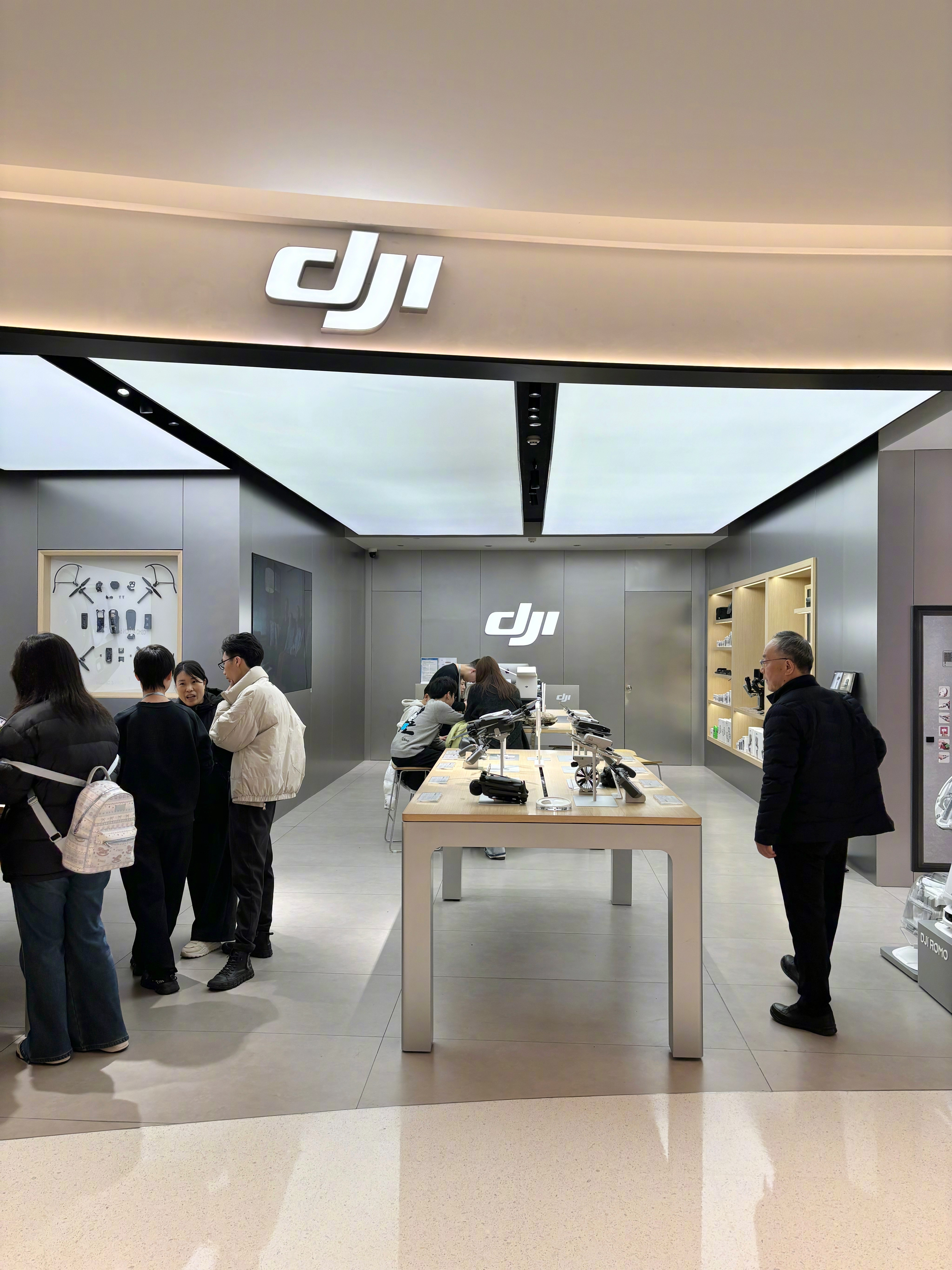 第一次逛大疆的线下实体店，客流量挺多，我待了一会，询问无人机的用户不多，但咨询口