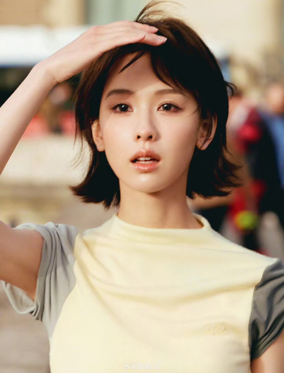 短发的陈都灵好不一样的美，但素谁能懂我的点……这个兔牙好可爱！！罗意威大秀