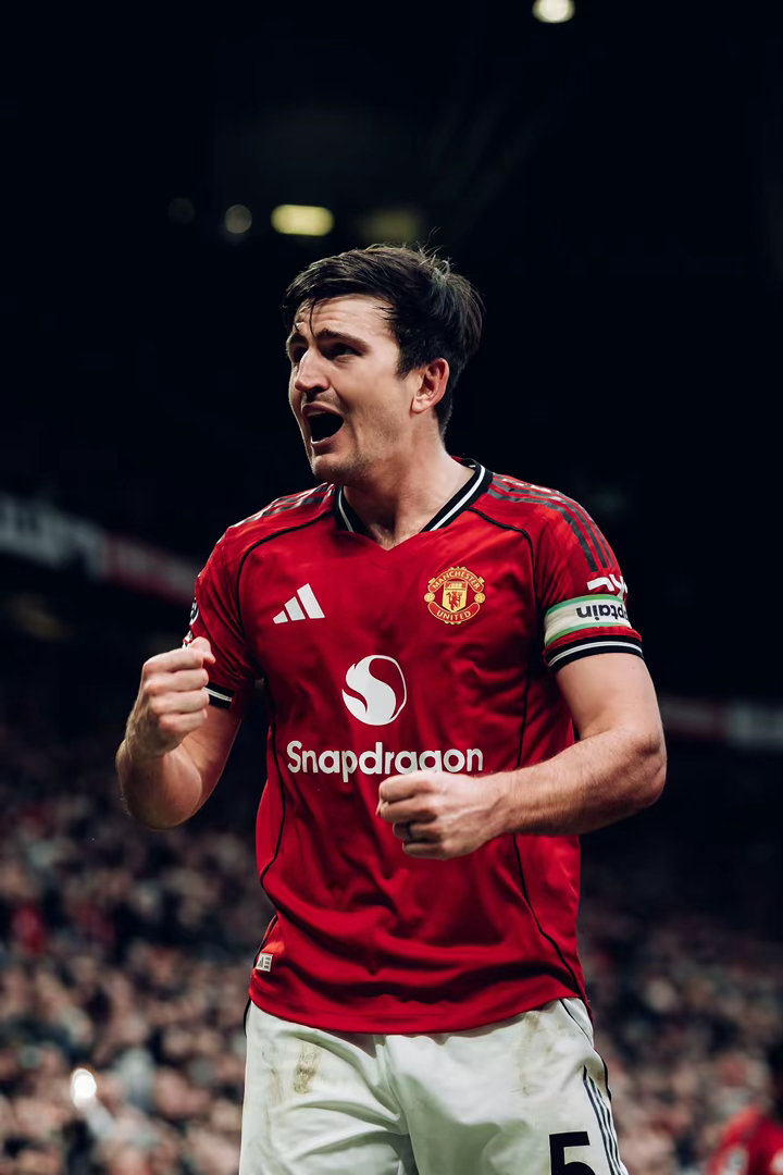 曼联官方宣布，33岁的后卫马奎尔续约至2027年。他自2019年加盟以来，已为红