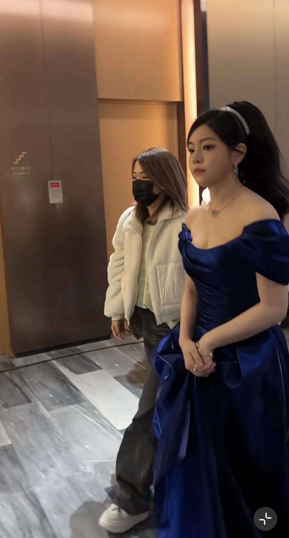 陈妍希竟然开始玩性感了，有点辣眼睛!3月17日，陈妍希现身北京参加芭莎发艺秀