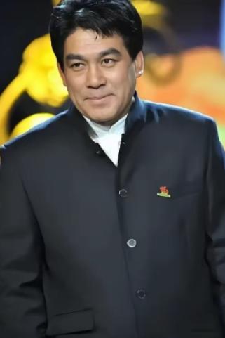2019年，朱时茂突然给陈佩斯转了100万，附言只有七个字，陈佩斯盯着屏幕，手指
